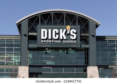 Lombard - Circa March 2022: Dick's Sporting Goods Retail Location. Dick's Sporting Goods Retails Athletic Apparel, Footwear, And Equipment For Sports.