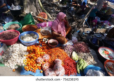 Lombok, Indonesia, 16 November 2017 - Wet Market In Lombok Where The Locals Get Fresh Vegetables, Fruits And Seafood