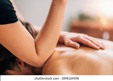 Lomi Lomi Hawaiian back massage, elbow press