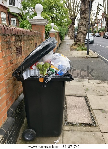 LONDON - 17 MAY, 2017: Bin\
collection day in a suburban street in Hampstead, North London,\
UK.