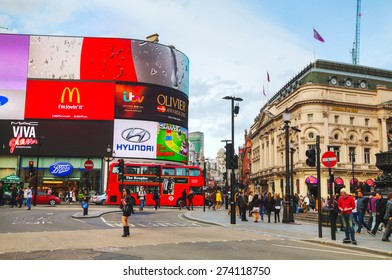 LONDON - APRIL 12: Piccadilly Circus Junction Crowded By People On April 12, 2015 In London, UK. It's A Road Junction And Public Space Of London's West End In The City Of Westminster, Built In 1819.