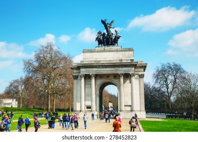 LONDON - APRIL 6: Wellington Arch Monument With People On April 6, 2015 In London, UK. It's A Triumphal Arch Located To The South Of Hyde Park In Central London And At The Western Corner Of Green Park