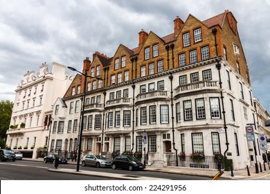 LONDON -AUGUST 15:  The Chelsea District On August 15, 2014 In London. The  Chelsea's High Property Prices Has Historically Resulted In The Term Sloane Ranger To Be Used To Describe Its Residents.