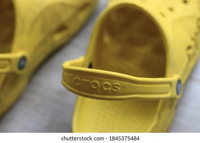 London Canada, Otober 15 2020: Editorial Illustrative Photo Of Yellow Mens Crocs. Crocs Are A Fashion Statement.