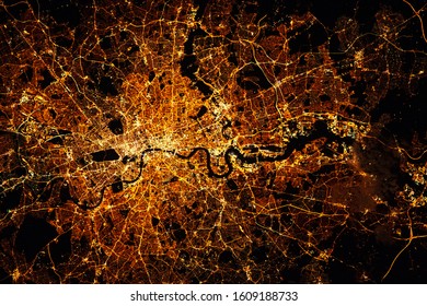 Lontoon kaupungin valot kartta yöllä. Satelliittinäkymä. Ilmakuva Lontoosta. Maailmanlaajuinen viestintä ja verkostoituminen. Kyberavaruus suurkaupungissa. Sekatekniikka