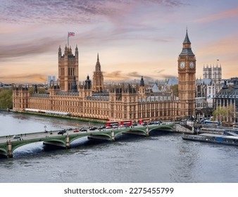 El paisaje urbano de Londres con las cámaras del Parlamento y la torre Big Ben al atardecer, Reino Unido