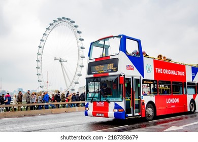 London Citytour Bus In Front Of Eye Of London. Taken In London, United Kingdom On 24 Nov 18.