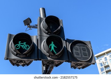 London Cross Walk Signal For Bikes And Pedestrians