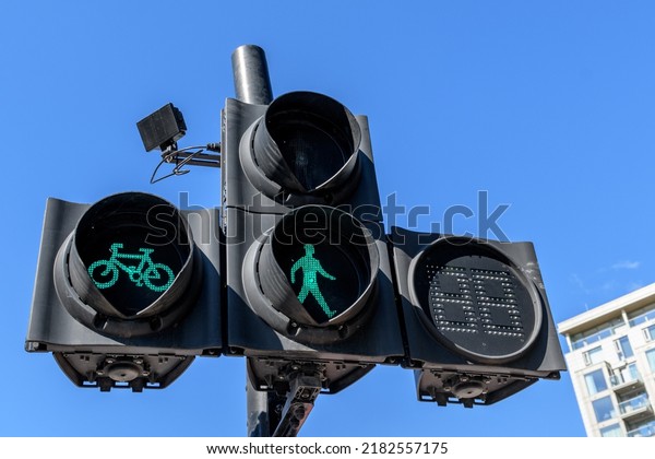London cross\
walk signal for bikes and\
pedestrians
