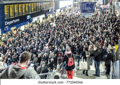 LONDON- DECEMBER, 2017: A Very Crowded Train Station Concourse Inside London Waterloo Station At Rush Hour