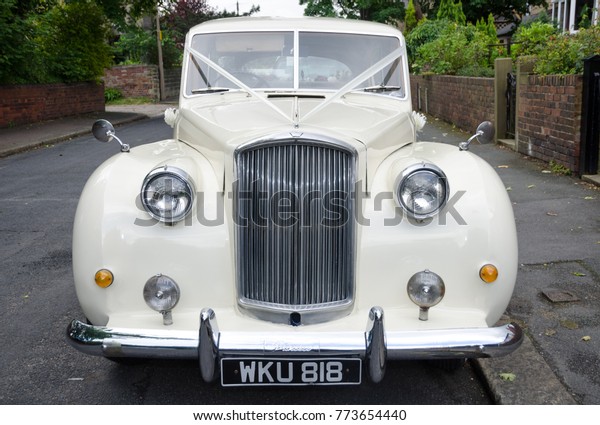london, england, 05/08/2016, A beautiful vintage\
retro immaculate rolls royce phantom princess motor vehicle,\
waiting to pick up a bride and take her to a wedding. Exclusive\
luxury wedding travel.