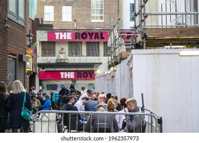 LONDON, ENGLAND- 17 April 2021: People Eating And Drinking Outdoors After Intial Lockdown Easing In England