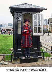 London England; 30,08,2015: Beefeater In A Tower Of London Sentry Box