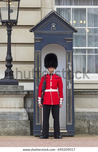 Photo de stock de London England August 2012 Royal Guard (modifier