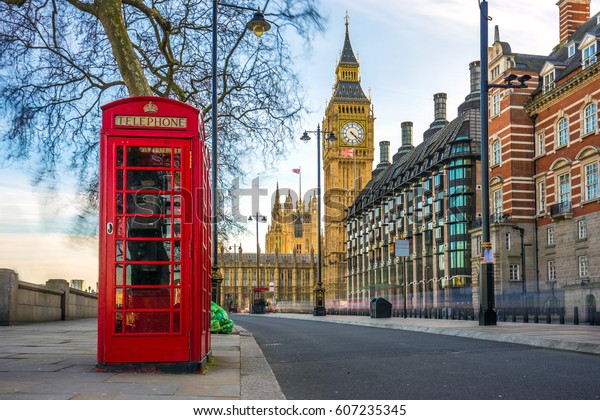 英国ロンドン ロンドンの中央の背景に大きなベンを持つ 英国の古い赤い電話ボックス の写真素材 今すぐ編集