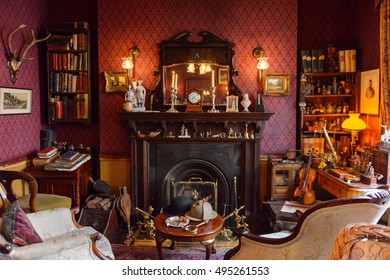 LONDON, ENGLAND - JUL 22, 2016: Main Living Room Of The Sherlock Holmes Museum, 221 Baker Street, London. Sherlock Holmes  Is A Fictional Private Detective Created By Sir Arthur Conan Doyle