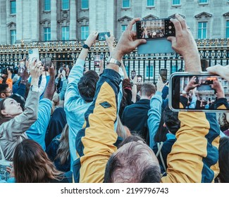 London, England - September 8 2022: Forest Of Arms And Smartphones As Mourners At Buckingham Palace Try To Record The Placing Of The Notice Of Queen Elizabeth's Death. Phones Can Be Seen On Phones.