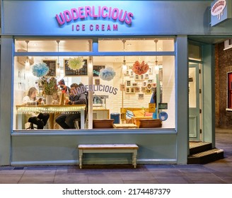 London, England, Uk, December, 15th, 2021. Couple Sitting In A Ice Cream Shop Udderlicious.