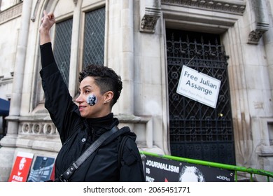 London, England, UK - October 28, 2021: An activist demonstrates support for Julian Assange at the Free Assange Protest at the Royal Courts of Justice. Credit: Loredana Sangiuliano