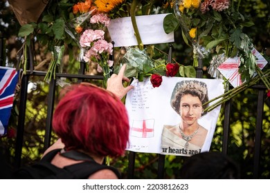 London, England, UK - September 19, 2022: Flowers And Cards Are Displayed During QUEEN ELIZABETH II’s Funeral Procession. Credit: Loredana Sangiuliano