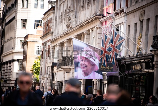 London, England, UK - September 19,\
2022: Displays of Queen Elizabeth II are seen during QUEEN\
ELIZABETH II’s Funeral Procession. Credit: Loredana\
Sangiuliano
