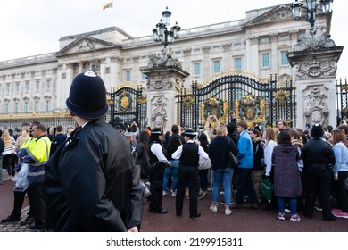 London, England, UK - September 9 2022: People Outside Of Buckingham Palace Honouring HM Queen Elizabeth II Following Her Passing