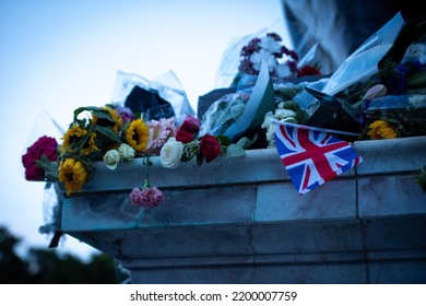 London, England, UK - September 9, 2022: The Laying Of Flowers To Honour Queen Elizabeth II At Buckingham Palace. Credit: Loredana Sangiuliano