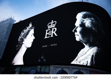 London, England, UK - September 9, 2022: The Laying Of Flowers To Honour Queen Elizabeth II At Buckingham Palace. Credit: Loredana Sangiuliano