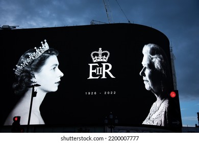 London, England, UK - September 9, 2022: The Laying Of Flowers To Honour Queen Elizabeth II At Buckingham Palace. Credit: Loredana Sangiuliano