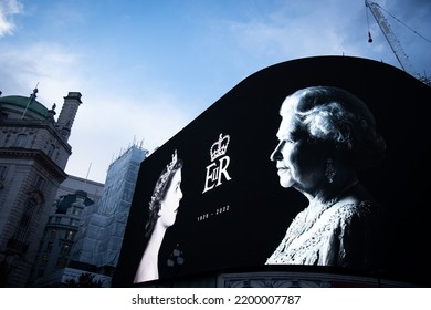 London, England, UK - September 9, 2022: The Laying Of Flowers To Honour Queen Elizabeth II At Buckingham Palace. Credit: Loredana Sangiuliano