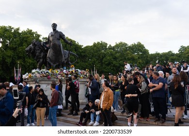 London, England, UK - September 9 2022: People Outside Of Buckingham Palace Honouring HM Queen Elizabeth II Following Her Passing