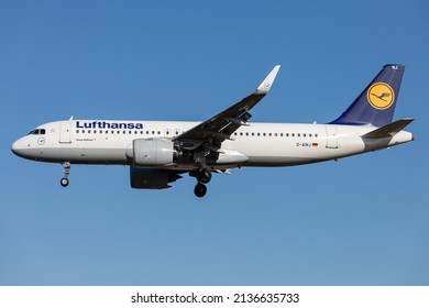 London Heathrow Airport (LHR), 11. Februar 2022, D-AINJ, Lufthansa - Airbus A320-271N kommt bei schönem Wetter am Flughafen an.