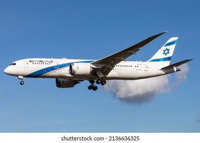 London Heathrow Airport (LHR), 11. Februar 2022, 4X-ERA - El Al Israel Airlines - Boeing 787-8 Dreamliner kommt bei schönem Wetter am Flughafen an.