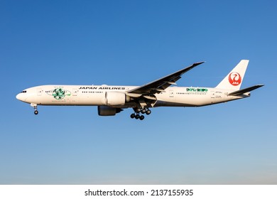 London Heathrow Airport (LHR), 12. Januar 2022, JA734J - Japan Airlines - JAL, eine Boeing 777 kommt bei schönem Wetter am Flughafen an.