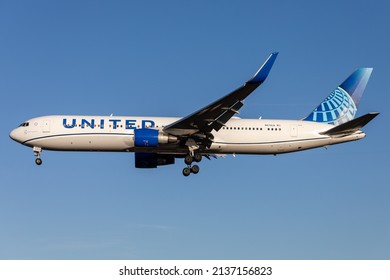 London Heathrow Airport, LHR, England, 12. Januar 2022, N674UA, United Airlines, Boeing 767 - 322ER kommt bei schönem Wetter am Flughafen an.