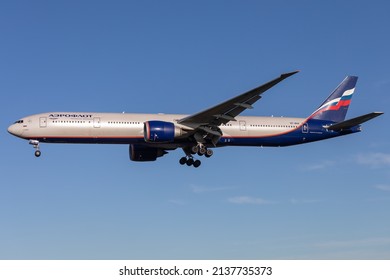 London Heathrow Airport (LHR), England, 12. Januar 2022, VP-BHA, Aeroflot - Russian Airlines - Boeing 777-300 ER kommt bei schönem Wetter am Flughafen an.