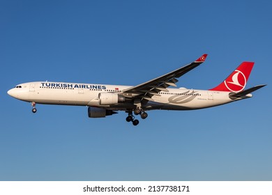 London Heathrow Airport (LHR), England, 12. Januar 2022, TC-JOH, Turkish Airlines - Airbus A330-303 kommt bei schönem Wetter am Flughafen an.