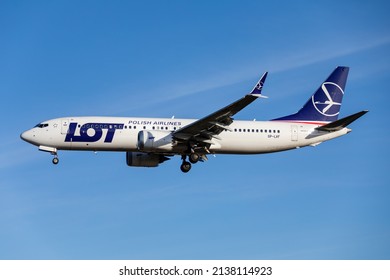 London Heathrow Airport (LHR), England, 11. Februar 2022, SP-LVF, LOT Poland Airlines - Polskie Linie Lotnicze - Boeing 737-8 Max kommt bei schönem Wetter am Flughafen an.