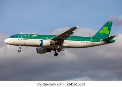 London Heathrow Airport (LHR), England, 11. Februar 2022, Aer Lingus EI-DVJ und Airbus A320-214 landen am Flughafen.