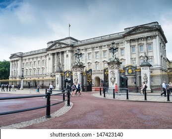 LONDON - JULY 25 : Commuters And Joggers Outside The Gates Of Buckingham Palace On  July 25th, 2013. A Much Quieter Scene After The Busy Few Days Following The Birth Of  Prince George Of Cambridge.