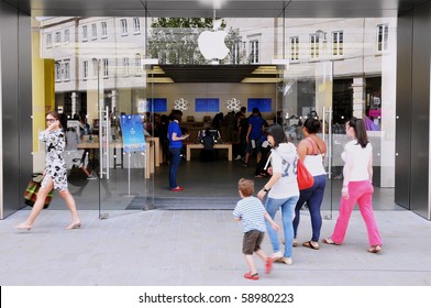 LONDON - JULY 28: Shoppers Enter An Apple Store As Major Retail Group DSG International Predict The Electronics Giant's IPad Will Become A Christmas Best Seller July 28, 2010 In London, UK.