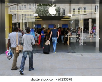 LONDON - JULY 28: Shoppers Enter An Apple Store As Major Retail Group DSG International Predict The Electronics Giant's IPad Will Become A Christmas Best Seller July 28, 2010 In London, UK.