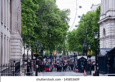 LONDON - JUN 16: tourists and visitors gather outside 10 Downing Street in London on June 16, 2013 as  Prime Minister David Cameron meets Russian President Vladimir Putin ahead of G8.