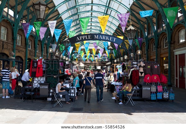 London June 22tourists Visit Trafalgar Square Stock Photo Edit