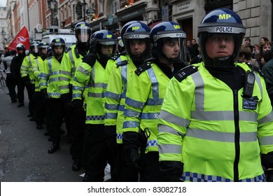 3,560 Police officers riot gear Images, Stock Photos & Vectors ...