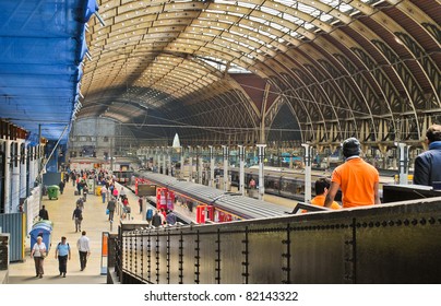 LONDON - MAY 29: The interior of Paddington train station on May 29, 2011 in London, UK. Paddington is one of the biggest train stations in London.
