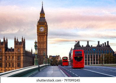 Londoner Morgenverkehr mit roten Doppeldecker-Bussen zieht entlang der Westminster-Brücke mit Palast Westminster Elizabeth Tower alias Big Ben im Hintergrund