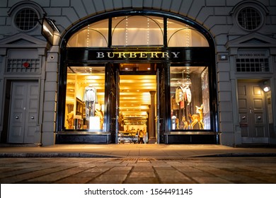 Afstem Andet tom Burberry shop Images, Stock Photos & Vectors | Shutterstock