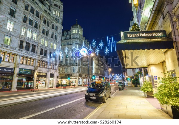 LONDON - NOVEMBER 27,\
2016: Strand Palace hotel with the beautiful Christmas lights and\
cars in motion