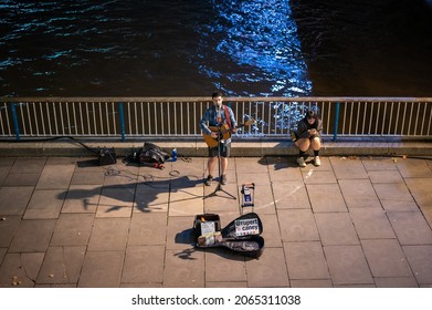 LONDON - SEPTEMBER 14, 2021: A Busker Singing And Playing Guitar On London's Southbank At Night